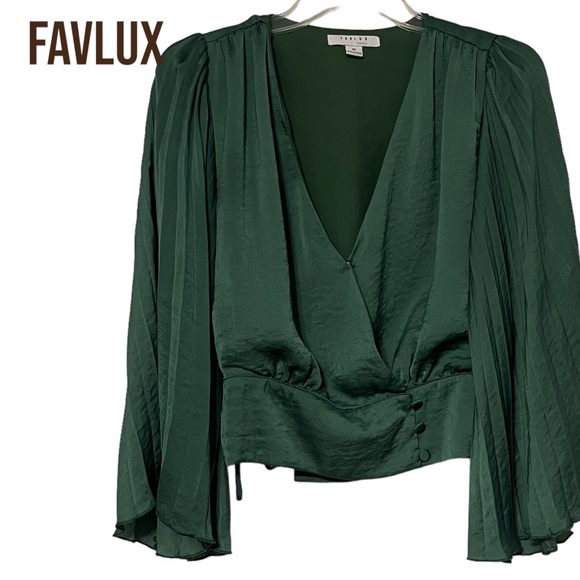 GREEN PLEATED WRAP TOP Women's Size Medium ACCORDION SLEEVES Blouse EUC - Picture 1 of 9